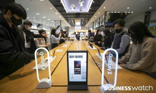 10일 서울 서초구 삼성 딜라이트에 삼성전자의 새로운 플래그십 스마트폰 